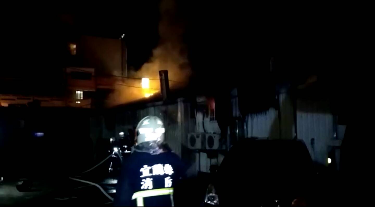 羅東北成深夜火警3店面遭燒燬 鎮長吳秋齡趕往關切