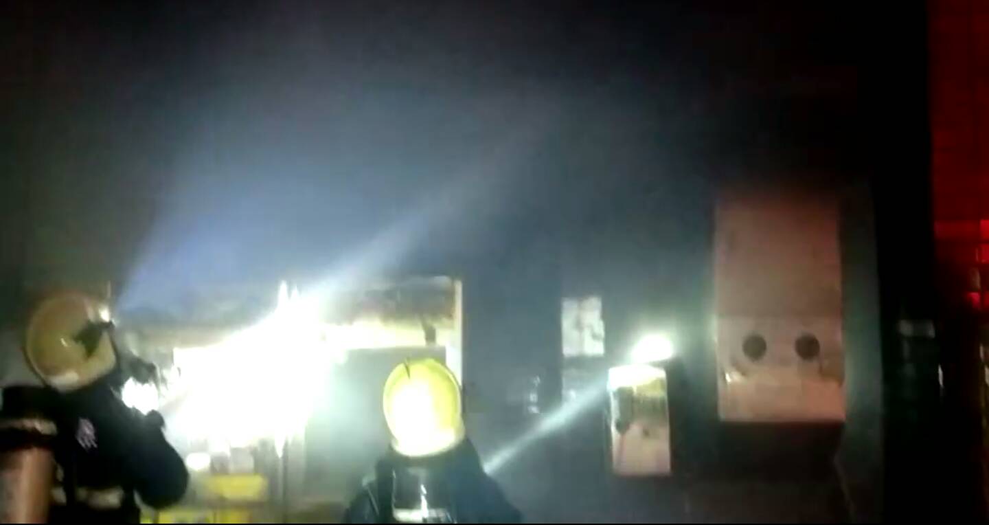 羅東北成深夜火警3店面遭燒燬 鎮長吳秋齡趕往關切