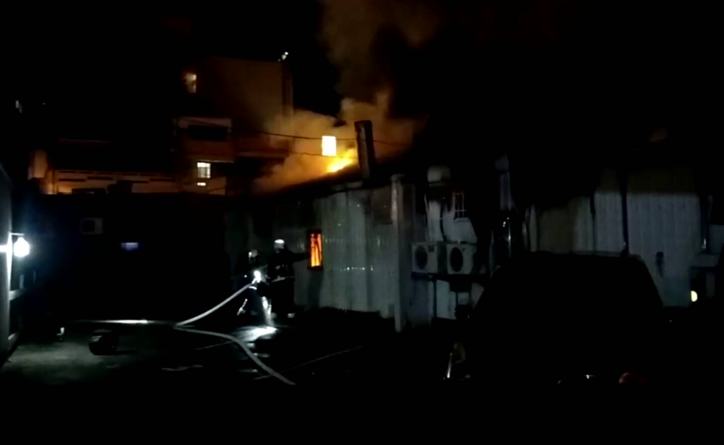 羅東北成深夜火警3店面遭燒燬 鎮長吳秋齡趕往關切