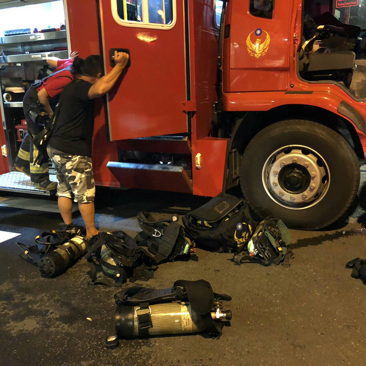 羅東北成深夜火警3店面遭燒燬 鎮長吳秋齡趕往關切