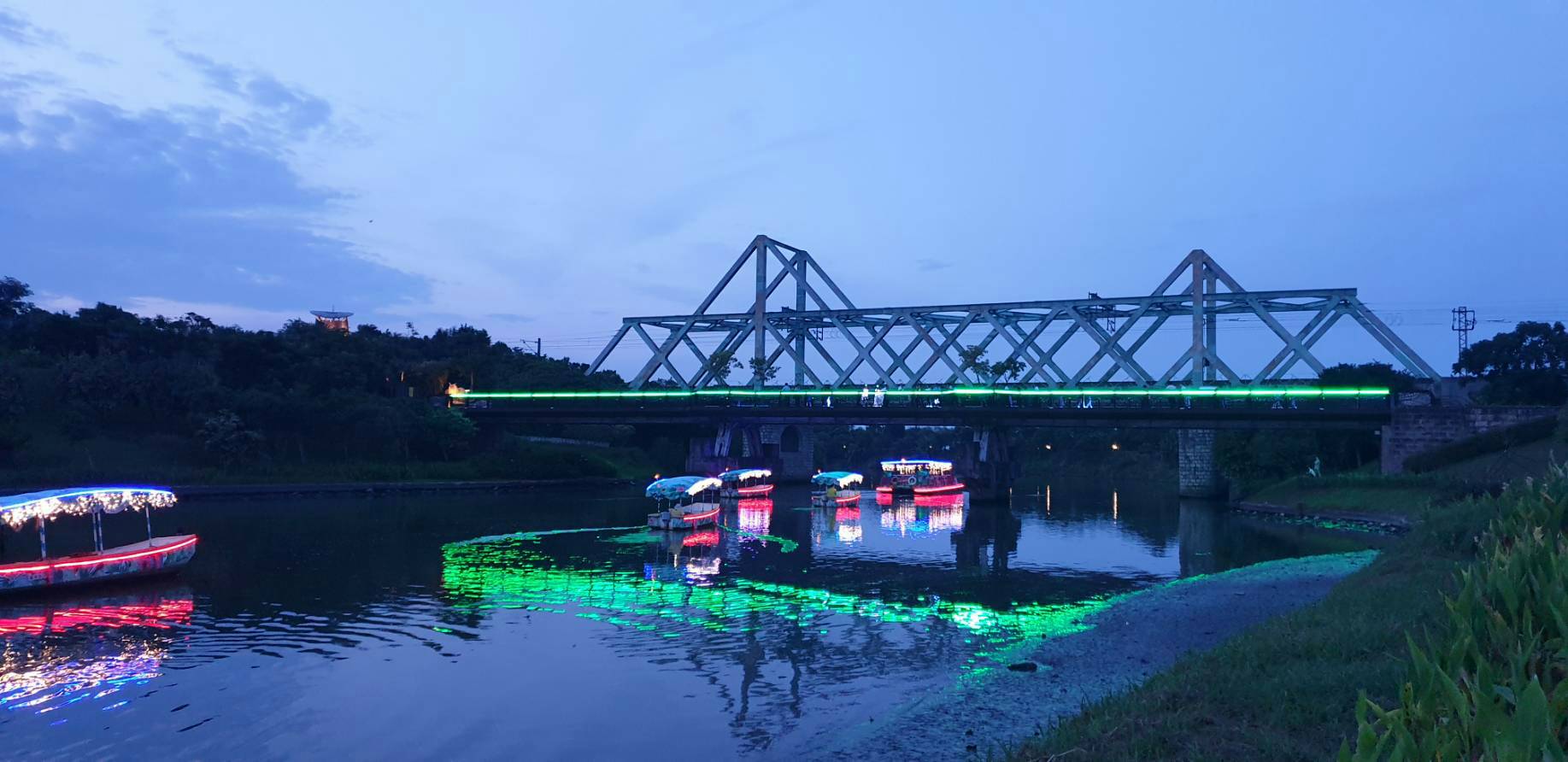 秦淮河畔再現生態綠洲 啟動夜間探索遊船夜航