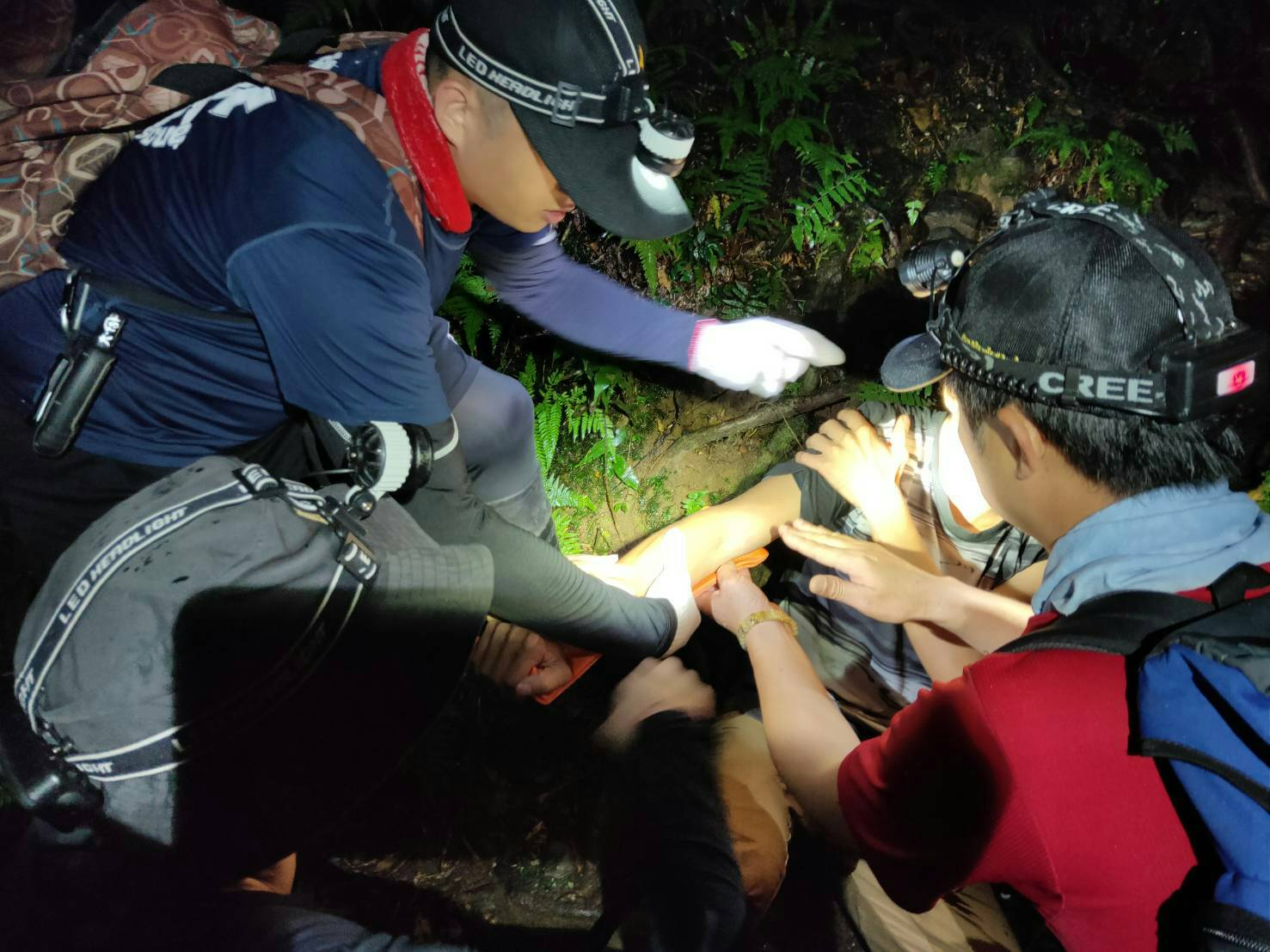 加羅湖步道遊客跨越橫溝摔傷 消防局漏夜救援送醫