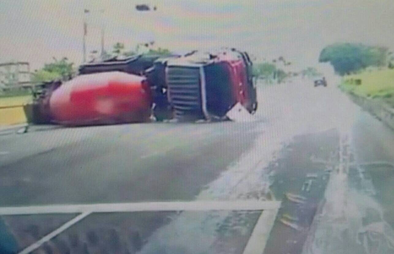 	遇紅燈緊急剎車致翻覆 五結堤防水泥車交通意外