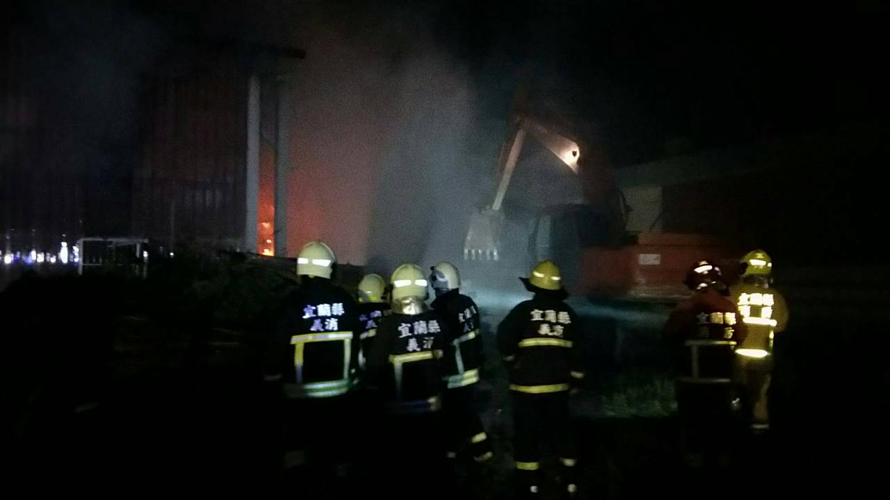 木材廠大火延燒4小時 鄰近居民嚇得不敢入睡