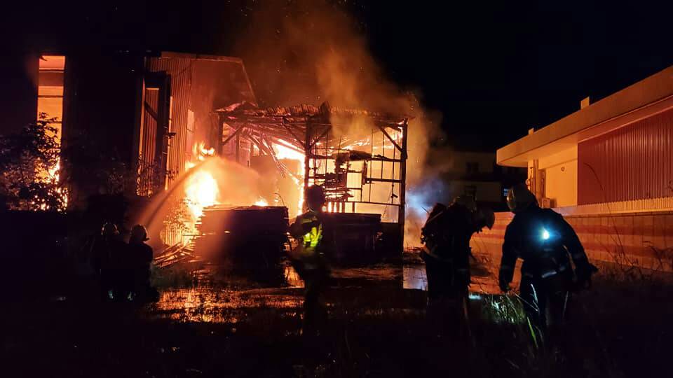 木材廠大火延燒4小時 鄰近居民嚇得不敢入睡