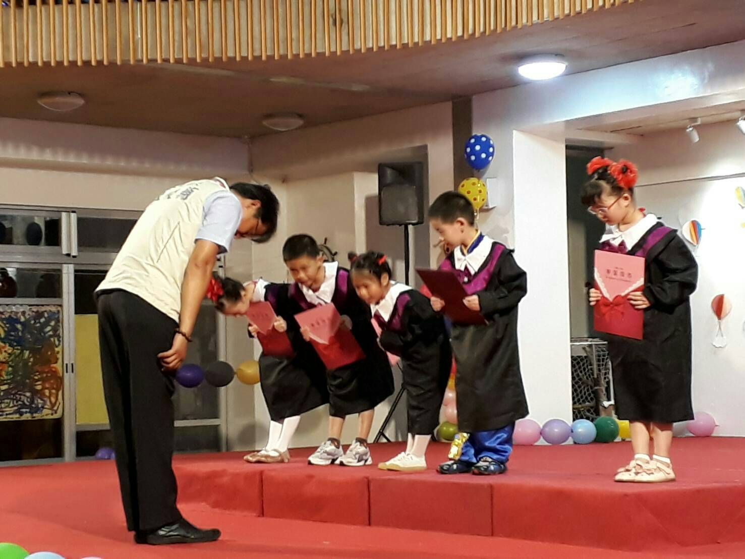 寶貝們躍上舞台閃耀登場 冬山鄉立幼兒園畢業典禮點亮夢想