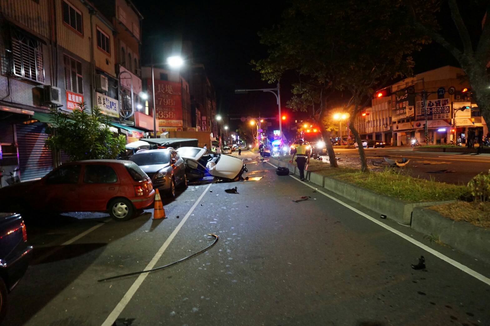 羅東環鎮道路、義成路口嚴重車禍多人傷 闖紅燈名車成廢鐵