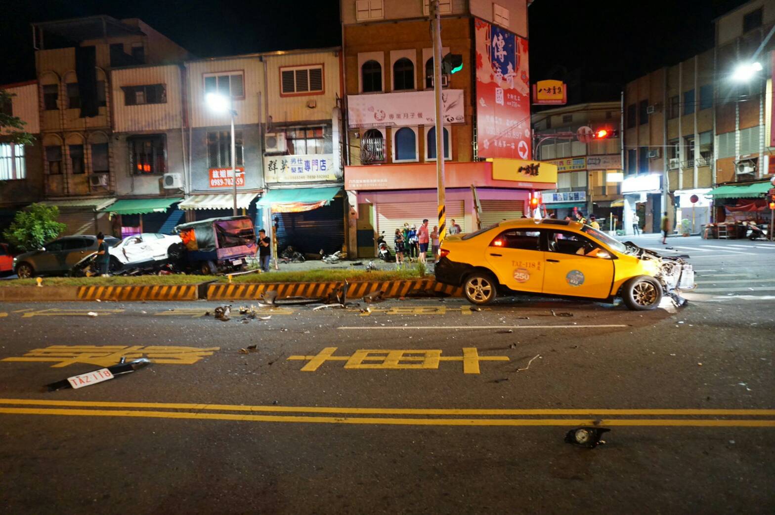 羅東環鎮道路、義成路口嚴重車禍多人傷 闖紅燈名車成廢鐵