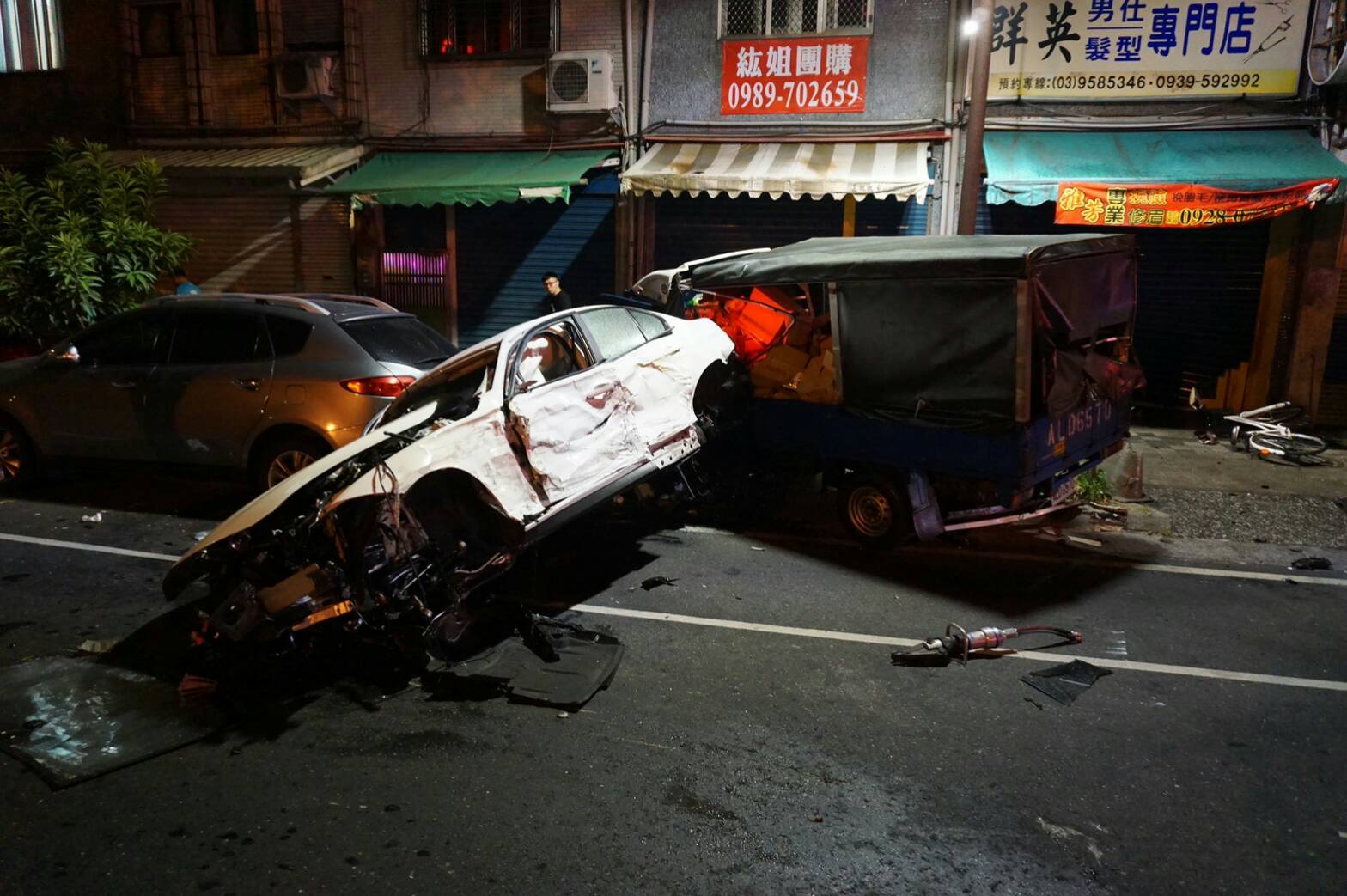 羅東環鎮道路、義成路口嚴重車禍多人傷 闖紅燈名車成廢鐵