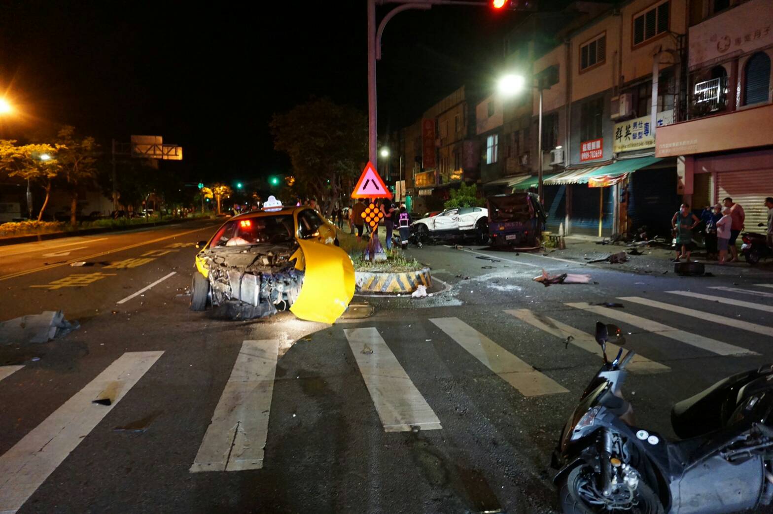 羅東環鎮道路、義成路口嚴重車禍多人傷 闖紅燈名車成廢鐵