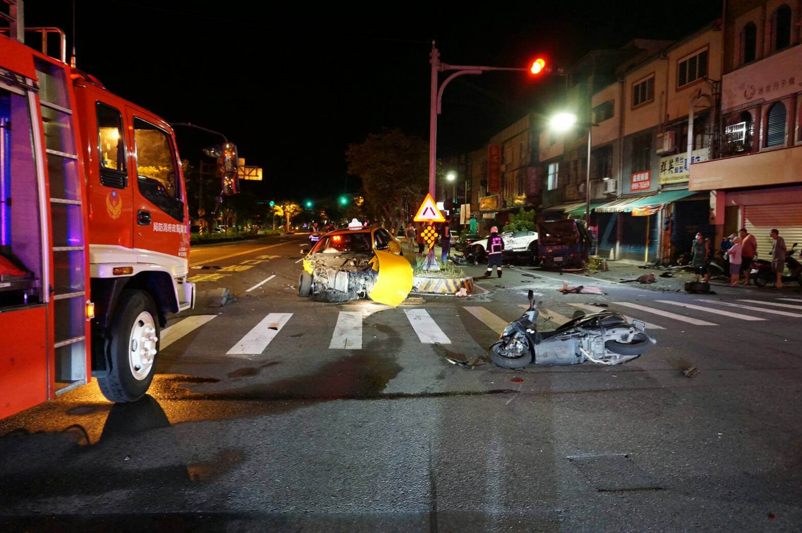 羅東環鎮道路、義成路口嚴重車禍多人傷 闖紅燈名車成廢鐵