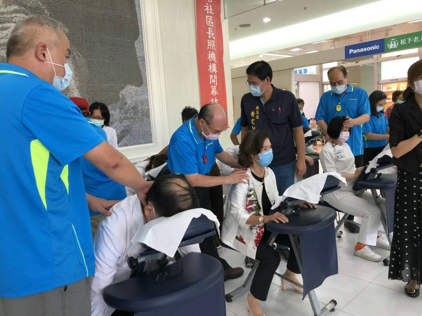 視障不是社會負擔 按摩師感念醫䕶辛勞 免費按摩舒壓