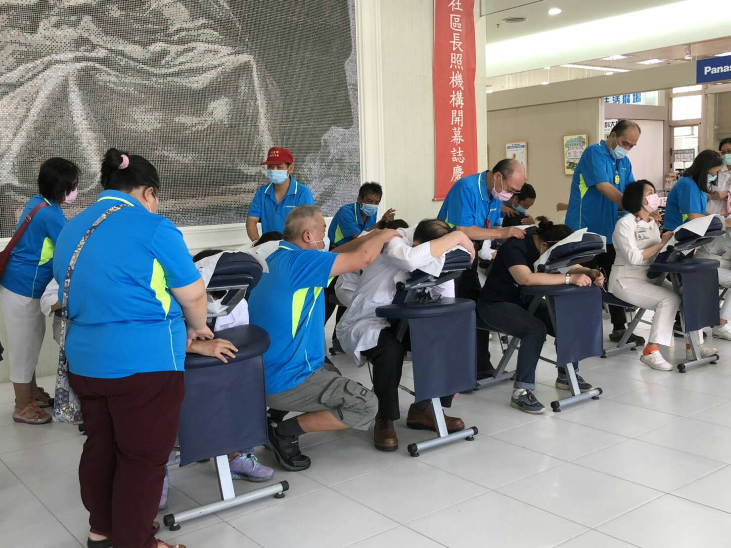 視障不是社會負擔 按摩師感念醫䕶辛勞 免費按摩舒壓