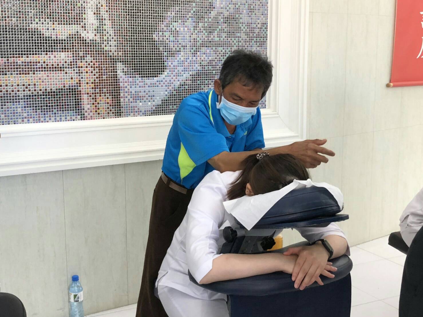 視障不是社會負擔 按摩師感念醫䕶辛勞 免費按摩舒壓