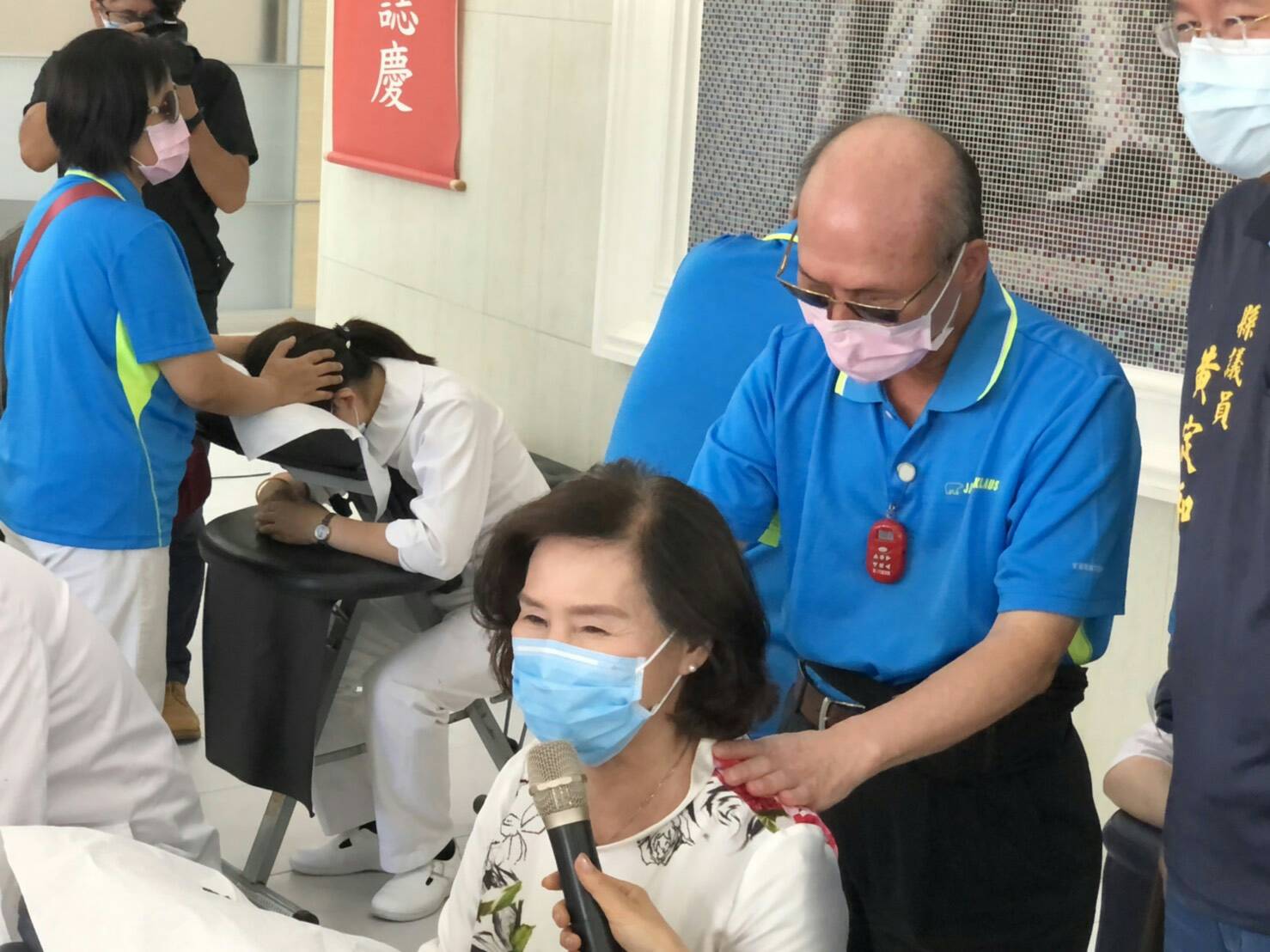 視障不是社會負擔 按摩師感念醫䕶辛勞 免費按摩舒壓