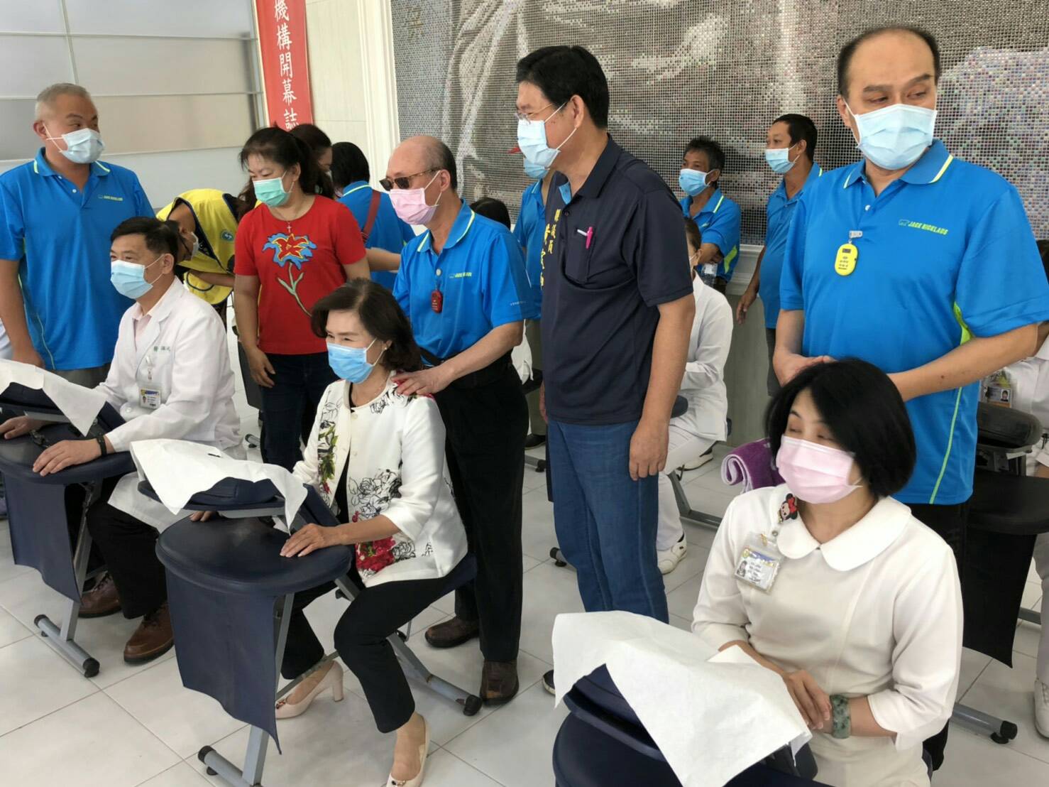 視障不是社會負擔 按摩師感念醫䕶辛勞 免費按摩舒壓