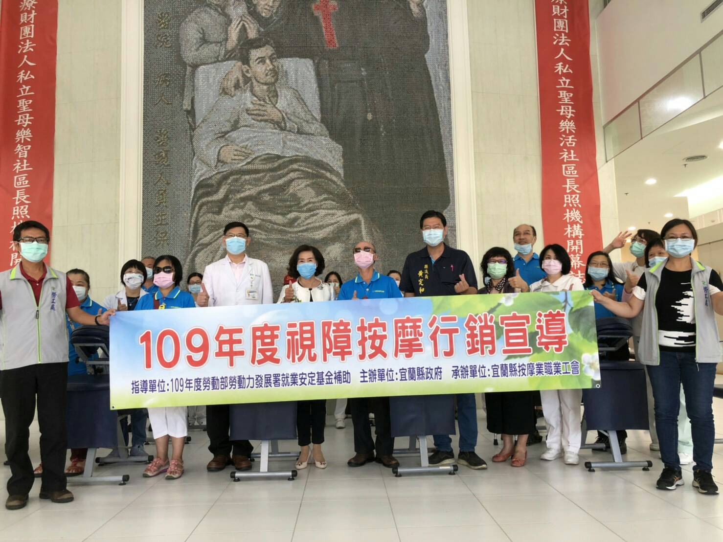 視障不是社會負擔 按摩師感念醫䕶辛勞 免費按摩舒壓