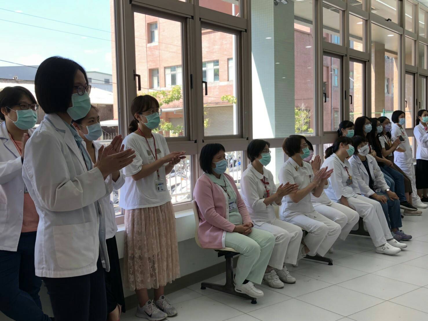 視障不是社會負擔 按摩師感念醫䕶辛勞 免費按摩舒壓