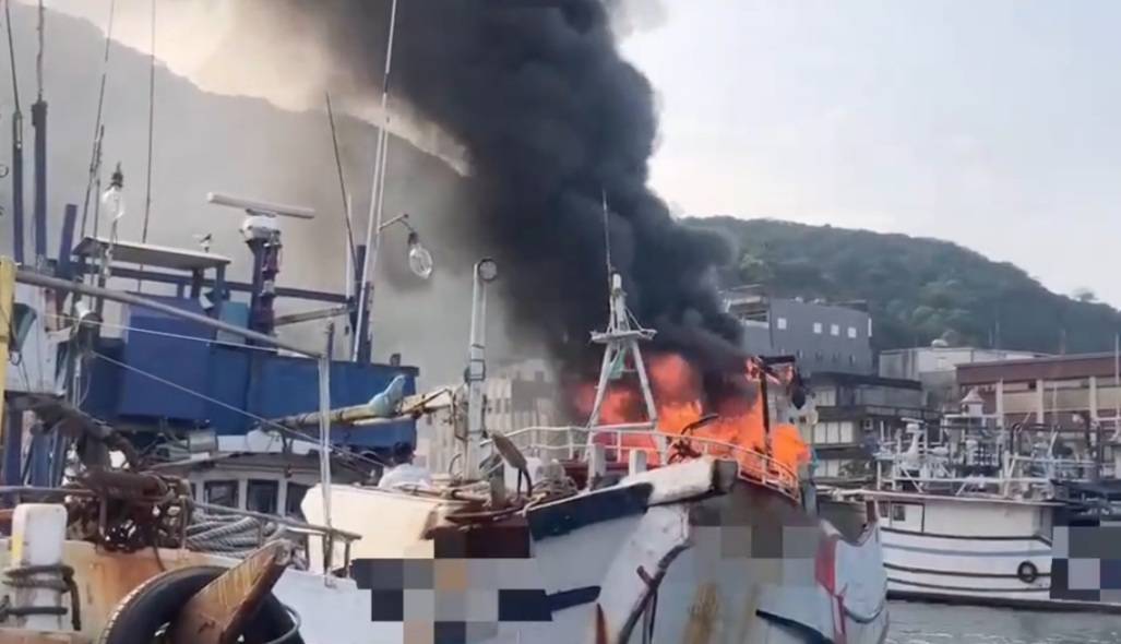 南方澳漁船突起火燃燒