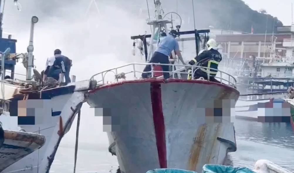 南方澳漁船突起火燃燒