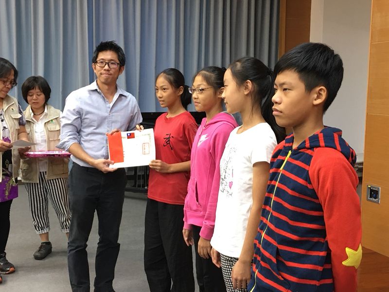 李科永文教基金會代表人李振字頒發國小組獎學金