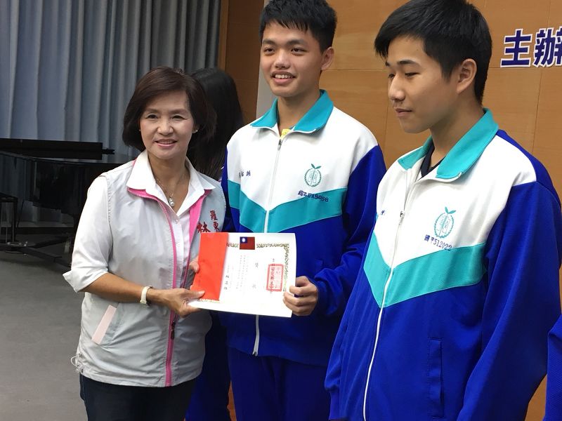 羅東鎮長林姿妙頒獎給國中組獎學金
