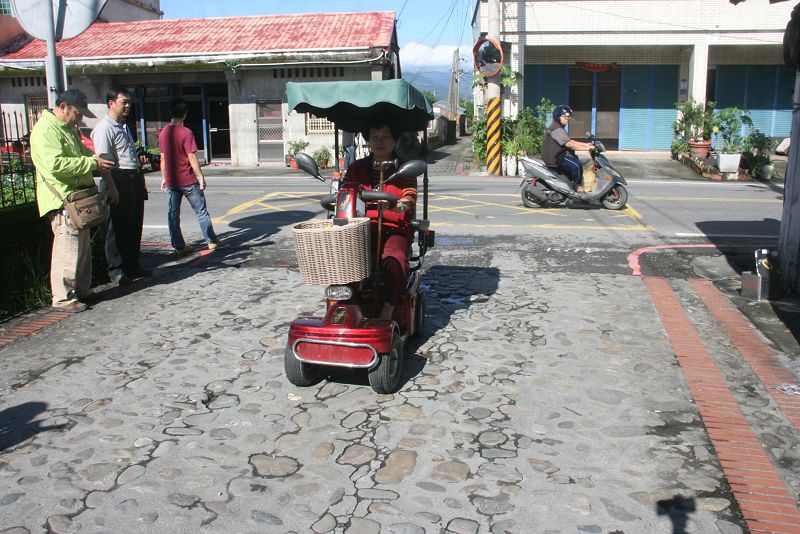輪椅族，電動車要經過鵝卵石路段真是寸步難行