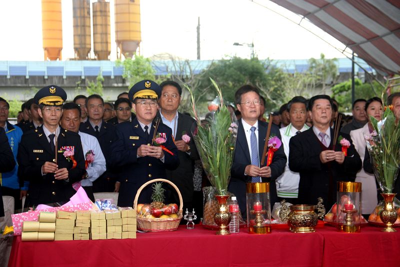 代理縣長陳金德，副議長林棋山，縣警察局長吳坤旭舉香祭拜