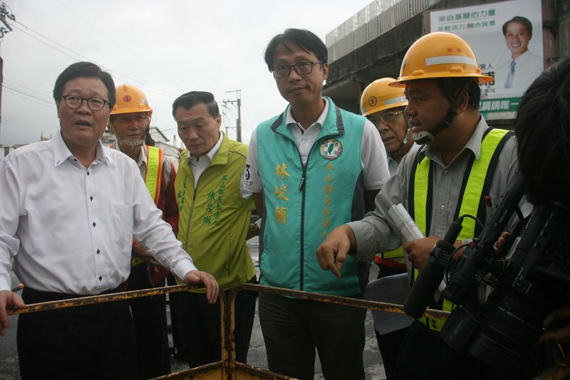 台電公司相關人員向代理縣長陳金德簡報