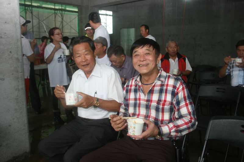 張秋明議員，游智慧代表品嚐米苔目。