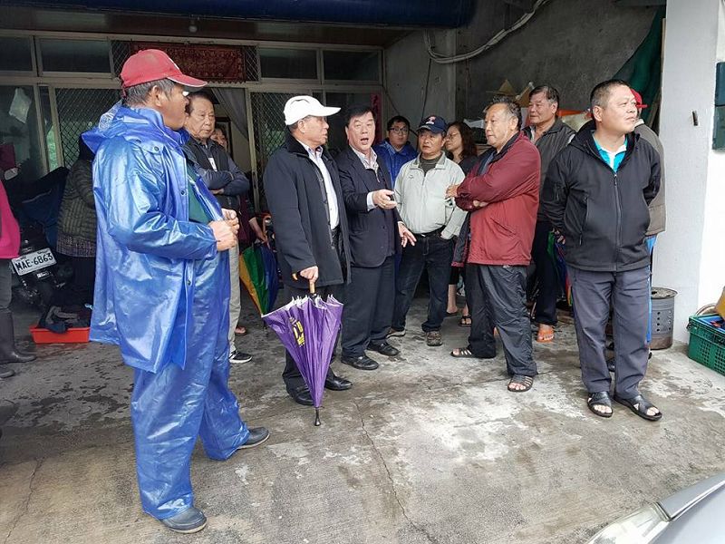 林棋山副議長，蔡源龍理事長及多位船長共同研商救援