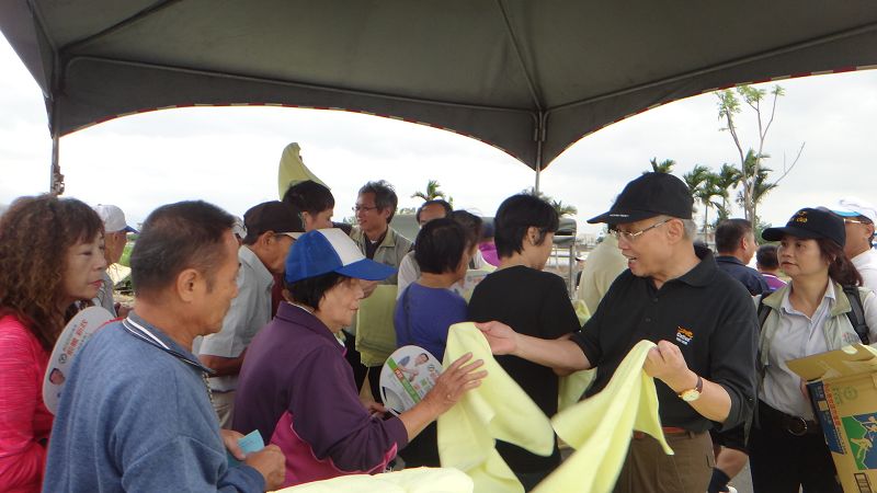 洪福源副董事長在場發放毛巾