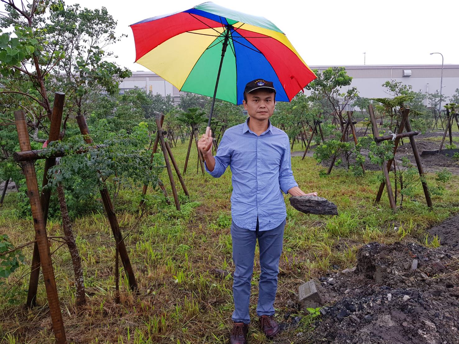 五結鄉代陳啟生手中拿著疑是含有重金屬的爐渣硬塊