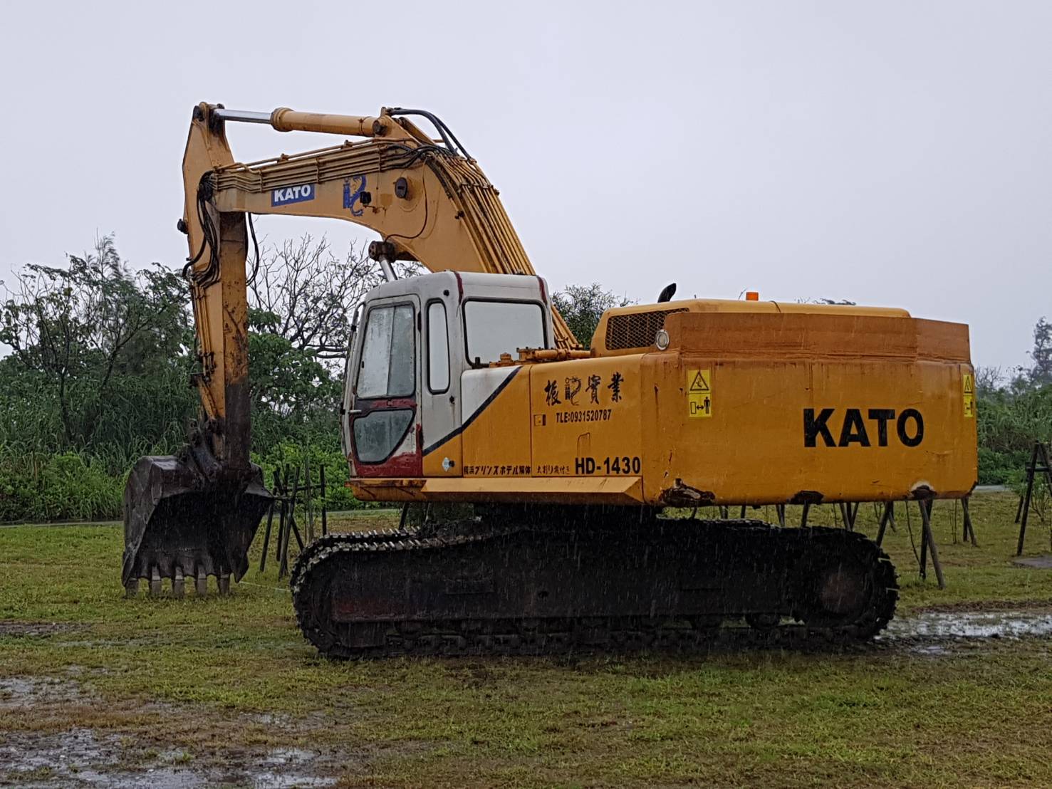 大型怪手進場開挖可疑廢爐渣
