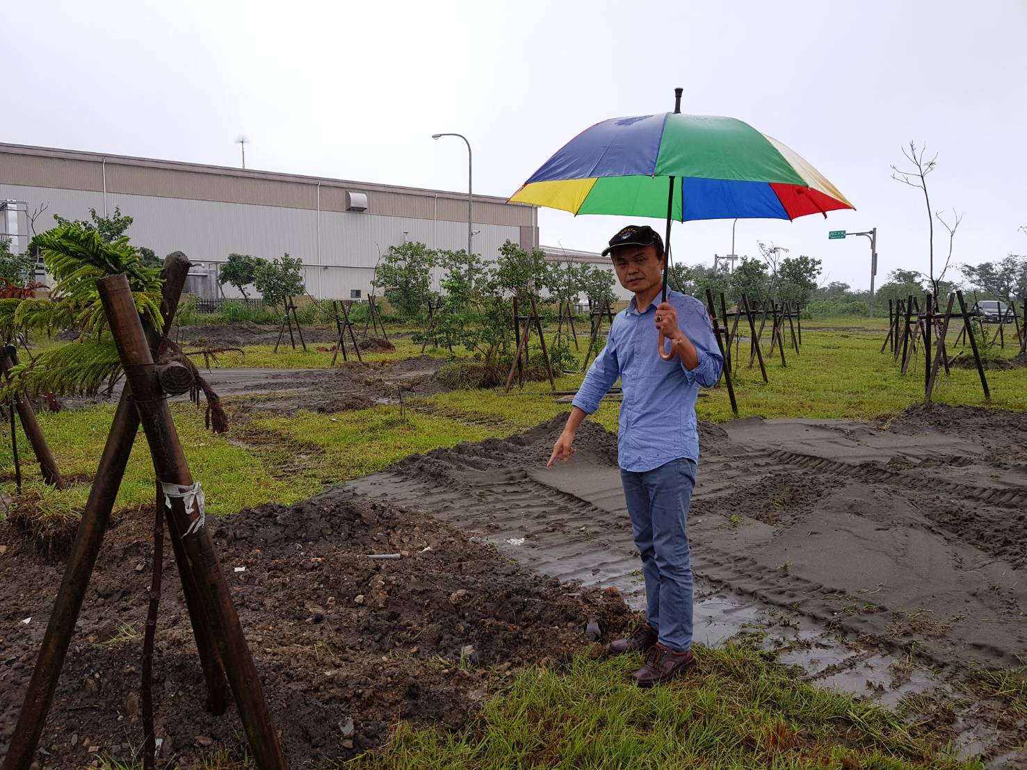怪手開挖結果很多黑色硬塊出土
