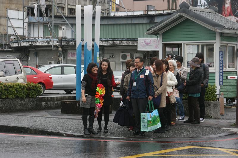 日本西都市民旅遊團下車，準備接受各界熱烈歡迎