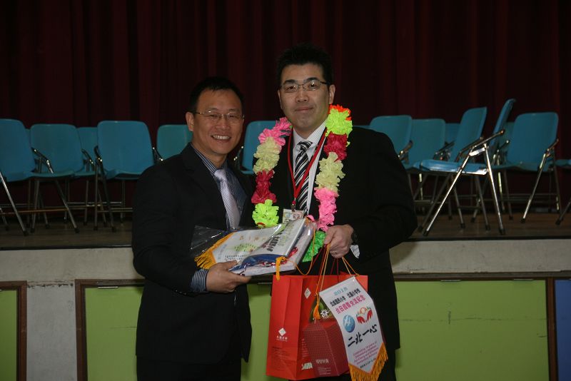 北成國小家長會致贈見面禮