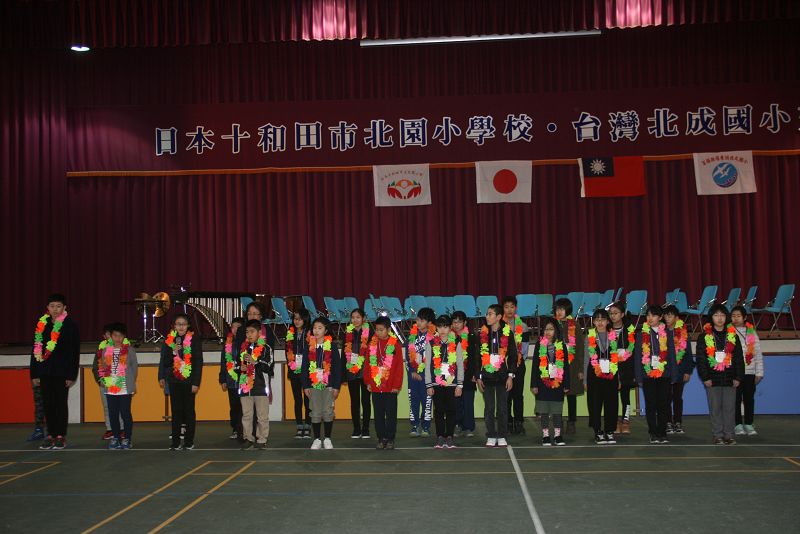 日本青森縣十和田市北園國小用中文向大家問好