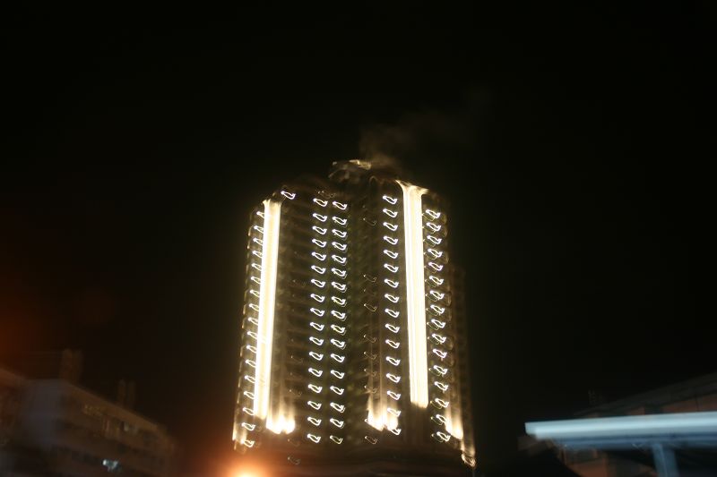 村卻國際觀光酒店頂樓濃煙數公里外清淅可見