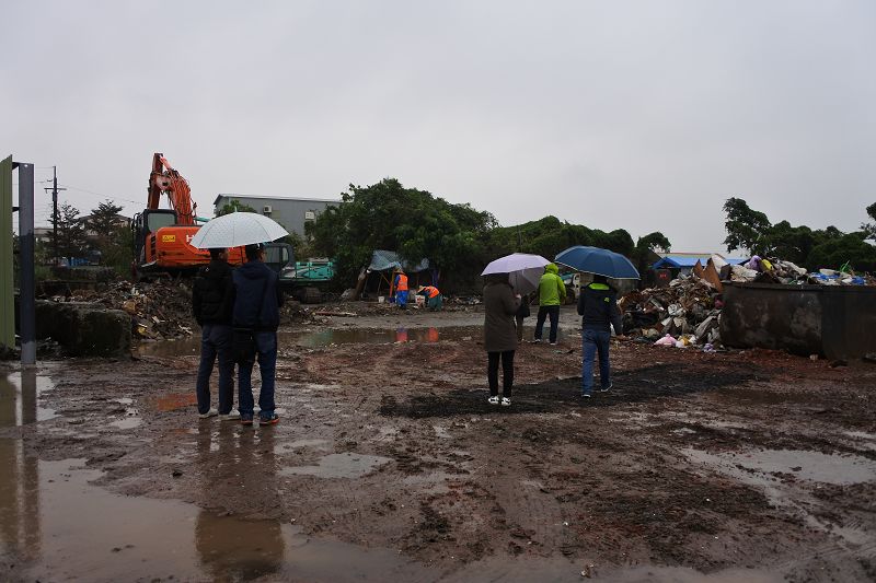檢警環今天冒雨前往廢棄物處理場查緝