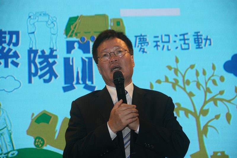 代理縣長陳金德向清潔隊員賀節