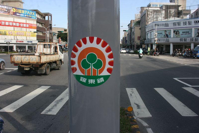 新建完工的路燈燈杜比舊有粗，可承受颱風侵襲