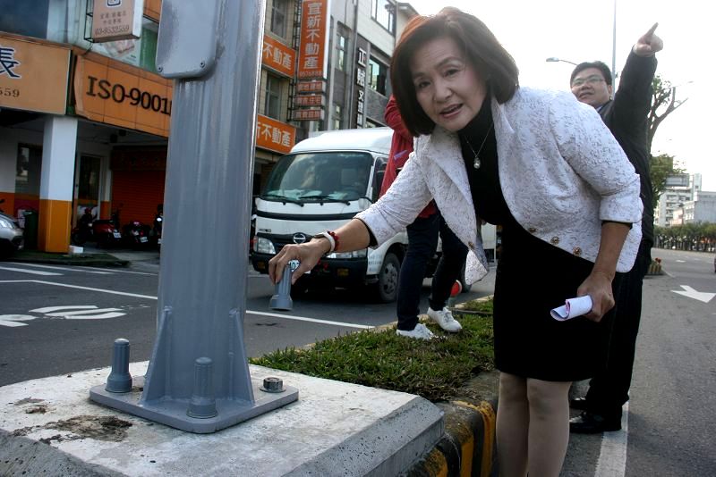 路燈基座螺絲戴上塑膠帽保護用路人安全