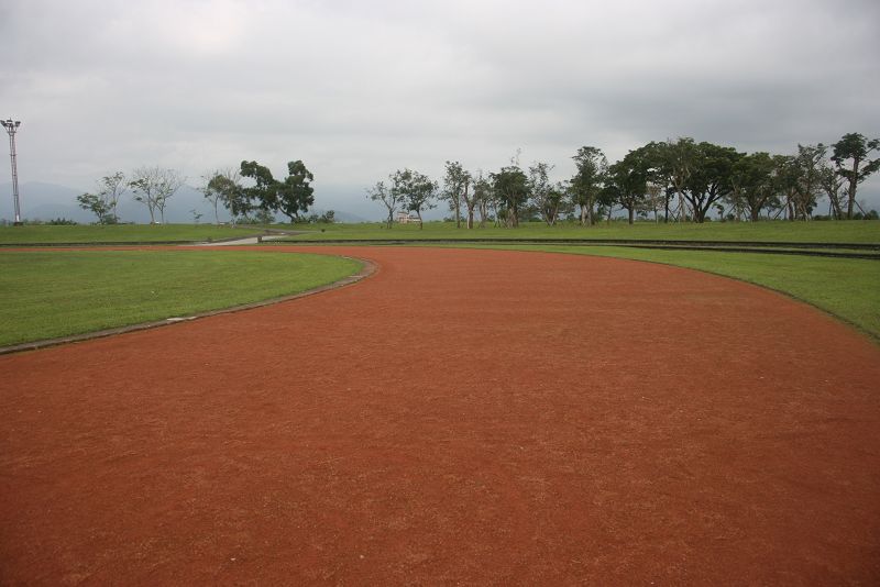 羅東運動公園田徑場跑道更新後，減少愛好慢跑者因天氣產生困擾