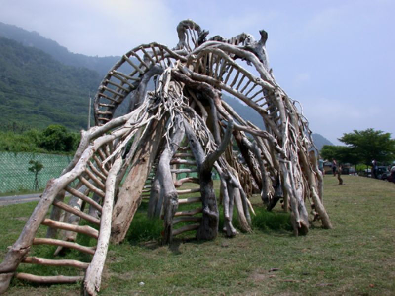 漂流木賦予新生命變成藝術裝置