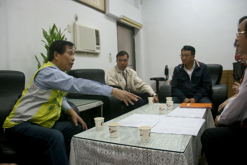 縣議員劉添梧要求縣府及施工單位盡速解決臭味問題。