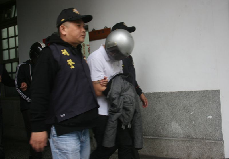 警方依強盜罪嫌將石姓及劉姓男子移送法辦