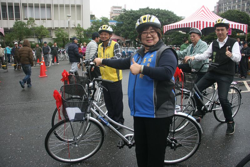 縣議員吳秋齡誠騎腳踏車