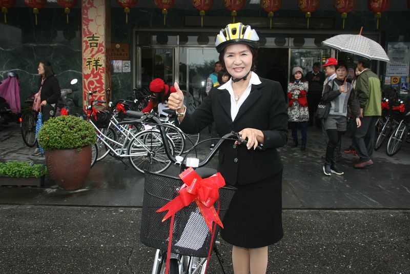 羅東鎮長林姿妙對鄰長公務腳踏車基本裝備表示滿意