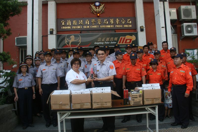 縣議員吳秋齡捐贈指揮棒由羅東警分局長鍾承志代表接受